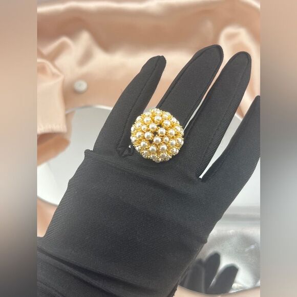 Elegant Gold-Tone Pearl Cluster Statement Ring - Picture 3 of 9